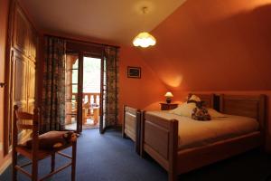 BreitenbachにあるLes Gites La Cerisaieのベッドルーム1室(犬1匹が置かれたベッド1台付) +28枚の写真