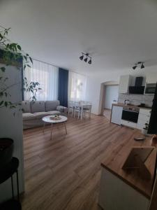 ヤーヒモフにあるApartmán Uršula 2のソファとテーブルのあるリビングルーム +11枚の写真