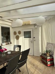 a dining room with a table and chairs and a fireplace at Wohlfühloase am Tor zur Hamburg in Uetersen