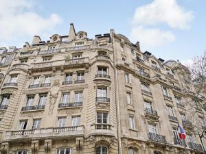 a building in paris with a flag at Cosy & bright studio - 2P - Ternes in Paris