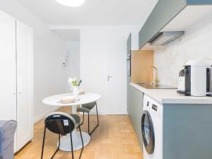 Dapur atau dapur kecil di Charming studio 1P Neuilly Seine - Porte Maillot
