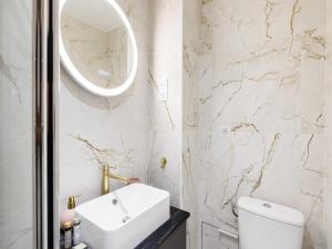 Bilik mandi di Charming studio 1P Neuilly Seine - Porte Maillot