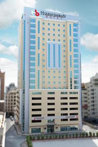 um grande edifício com uma placa de hotel em cima em Holiday Bahrain Hotel em Manama