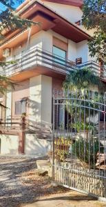 una casa con un cancello davanti di House with air conditioning and outdoor private area in Rosignano Marittimo a Rosignano Marittimo