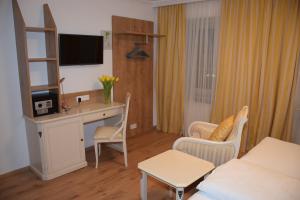 A television and/or entertainment centre at Appartement-Hotel GH Zum Goldenen Schiff