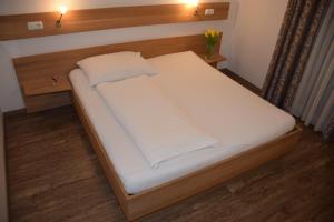 A bed or beds in a room at Appartement-Hotel GH Zum Goldenen Schiff