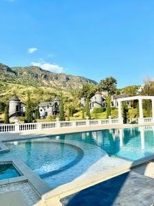 CampsonにあるBlue Sky Khao Kho Castell Condo 922の山を背景にしたプールにかかる橋