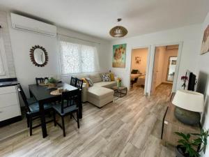 salon ze stołem i jadalnią w obiekcie Pedregalejo Beach House w Maladze
