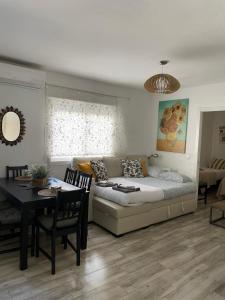 Posteľ alebo postele v izbe v ubytovaní Pedregalejo Beach House