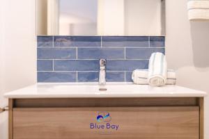 Un mostrador de baño con un lavabo y un espejo. en Palm Beach Apartment, en La Herradura 20 fotos más