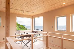 - une salle à manger avec vue sur l'océan dans l'établissement 富津オフグリッドハウス - Futtsu Seaside Off-Grid House with Private Sauna, à Futtsu