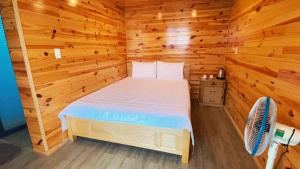 Postel nebo postele na pokoji v ubytování Đồi Mây Homestay Bảo Lộc