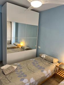 a bedroom with a large mirror and a bed at Estación Tren Reformado 2 habitaciones in Alicante