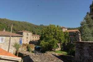 a view of a town with mountains in the background at Pension A Casiña D,avoa Oseira in Osera +11 photos