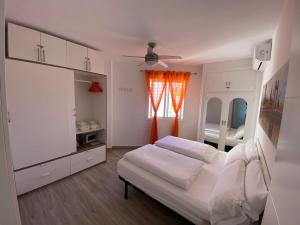 biała sypialnia z łóżkiem i oknem w obiekcie Playa Torrecilla, a un paso del centro peatonal! w mieście Nerja +15 zdjęć