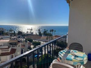 balkon z widokiem na ocean w obiekcie Playa Torrecilla, a un paso del centro peatonal! w mieście Nerja