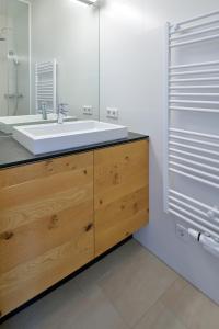 A bathroom at Appartement-Hotel GH Zum Goldenen Schiff