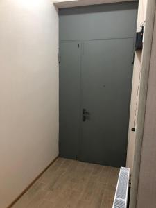 eine Tür in einem Zimmer mit Holzboden in der Unterkunft Pikrisgora-luxury in Tbilisi City