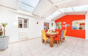 una sala da pranzo con un tavolo e sedie gialle di Lovely Home In Meschers-Sur-Gironde a Meschers-sur-Gironde