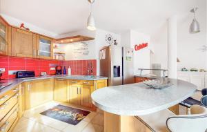una cucina con tavolo e frigorifero di Lovely Home In Meschers-Sur-Gironde a Meschers-sur-Gironde