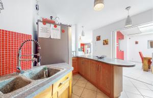 una cucina con un lavello e un bancone di Lovely Home In Meschers-Sur-Gironde a Meschers-sur-Gironde Altre 27 foto