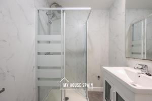 ein Badezimmer mit Dusche und Waschbecken in der Unterkunft MyHouseSpain - Great apartment 6 PAX MADRID CITY CENTER in Madrid