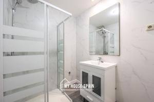 Ein Badezimmer in der Unterkunft MyHouseSpain - Great apartment 6 PAX MADRID CITY CENTER