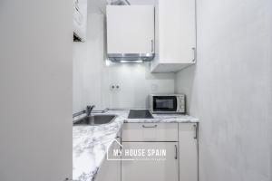 Küche/Küchenzeile in der Unterkunft MyHouseSpain - Great apartment 6 PAX MADRID CITY CENTER