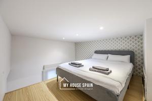 Ein Bett oder Betten in einem Zimmer der Unterkunft MyHouseSpain - Great apartment 6 PAX MADRID CITY CENTER
