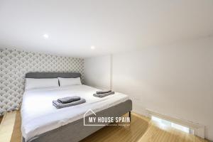 Ein Bett oder Betten in einem Zimmer der Unterkunft MyHouseSpain - Great apartment 6 PAX MADRID CITY CENTER