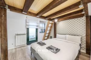 ein Schlafzimmer mit einem großen Bett und einer Leiter in der Unterkunft MyHouseSpain - Great apartment 6 PAX MADRID CITY CENTER in Madrid