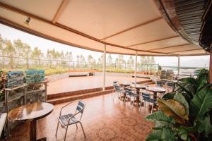 ein Restaurant mit Tischen und Stühlen und einem Balkon in der Unterkunft Hotel La Maria in Guiuan