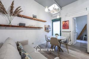 ein Wohnzimmer mit einer Couch und einem Tisch in der Unterkunft MyHouseSpain - Great apartment 6 PAX MADRID CITY CENTER in Madrid