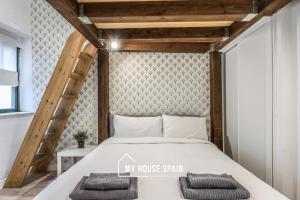 Ein Bett oder Betten in einem Zimmer der Unterkunft MyHouseSpain - Great apartment 6 PAX MADRID CITY CENTER