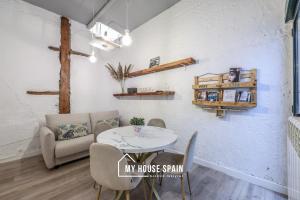 Ein Sitzbereich in der Unterkunft MyHouseSpain - Great apartment 6 PAX MADRID CITY CENTER