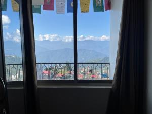 Nespecifikovaný výhled na hory nebo výhled na hory při pohledu z hotelu