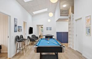 Una mesa de billar en Stunning Home In Løkken With Sauna 22 fotos más