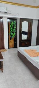 Rock View Palace Lighthouse Beach Resort في تريفاندروم: غرفة نوم بسرير وباب مع مرآة