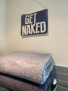 a sign that says get made on a wall with towels at Holiday cottage de Garage Inn in Hank