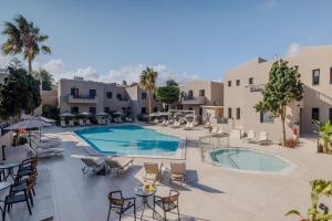 Bazén v ubytovaní Blue Aegean Hotel & Suites alebo v jeho blízkosti