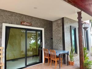 a dining room with a table and chairs at Baan rabianglay 2 in Ban Hin Sam Kon