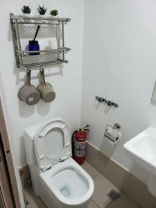 Koupelna v ubytování 642 - Quiet & secured condo in Cavite with HI speed WIFI