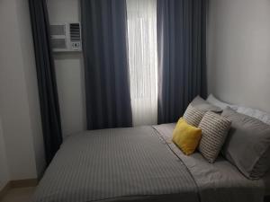 Postel nebo postele na pokoji v ubytování 642 - Quiet & secured condo in Cavite with HI speed WIFI