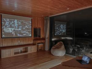 TV i/ili multimedijalni sistem u objektu Lux Nest hotel