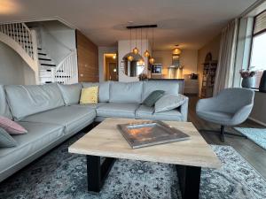 Khu vực ghế ngồi tại Penthouse with Private Rooftop Jacuzzi, Sauna and panorama lake view +26 ảnh