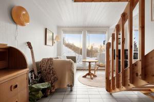 a living room with a guitar and a living room with a guitar at Alkove Apartment in Tromsø