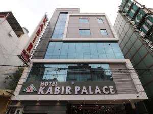 un cartel del palacio kabir del hotel frente a un edificio en Hotel Kabir Palace near connaught place, en Nueva Delhi