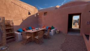 un patio con tavolo e sedie in un edificio di Massel Belosso a Aswan
