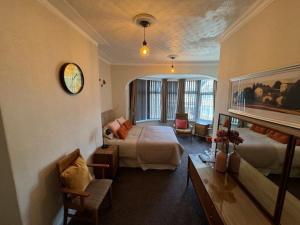 Un dormitorio con una cama y una sala de estar. en The Golden Sands, en Blackpool