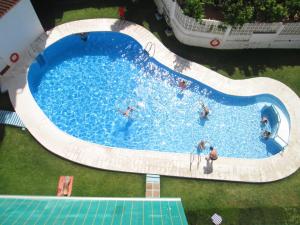 widok z góry na basen z ludźmi w nim w obiekcie Playa Torrecilla, a un paso del centro peatonal! w mieście Nerja